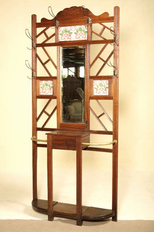 Garderobe, Frankeich, um 1930, Gestell Eiche massiv, komplett auf Rahmen gearbeitet, Rahmenstreben 3-fach gerillt, im oberen Teil Stäbe diagonal ...