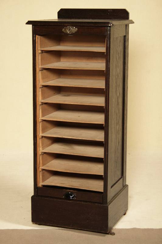 Detail a: Rollschrank, deutsch, 30er Jahre, z.T. Eiche massiv bzw. HH/WH, dunkelbraun gebeizt, in sich vielfach gefächert, auf Rollen, orig. Schloß u. ...