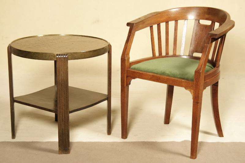 Rauchtisch, deutsch, um 1910, nimmt ArtDeco vorweg, Korpus Buche massiv, auf Nußbaum gebeizt, runde Platte mit Messingblech bezogen, sollte neu ...
