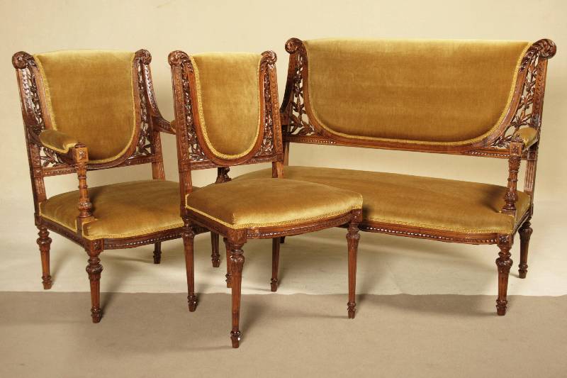 Salongruppe, um 1890, bestehend aus Sofa, Stuhl u. 2 Armlehnstühlen, nach franz. Vorbild, Rahmen Nußbaum massiv, mit feiner Bildhauerarbeit, ...