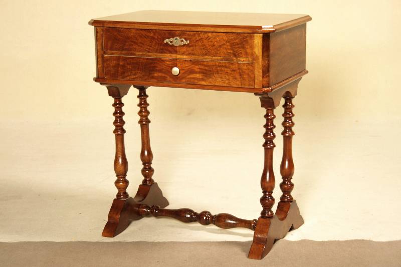 Nähtisch, süddeutsch, um 1880/90, Korpus WH, Wurzelnußfurnier, gesp. bzw. 2x gesp. verlegt, zwei integr. Schubladen, reiches Drechselwerk, oben ...
