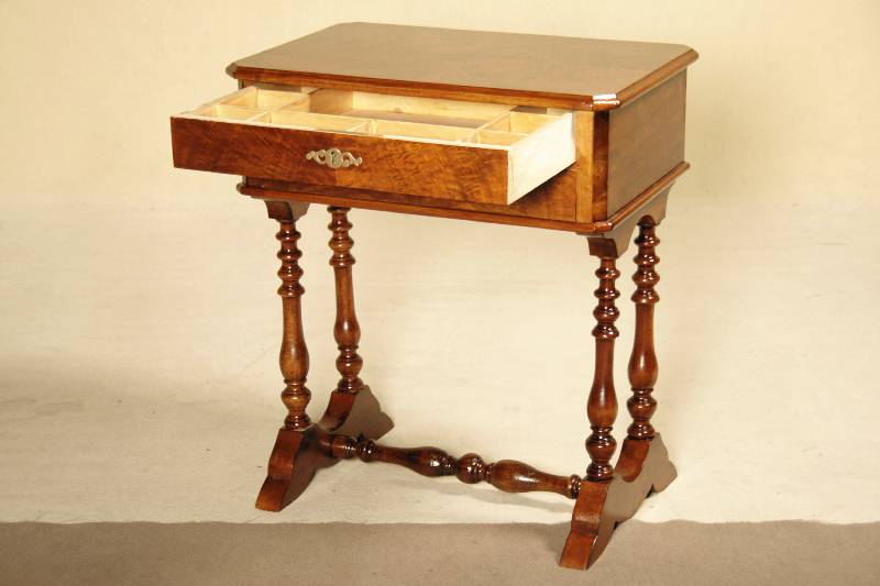 Detail a: Nähtisch, süddeutsch, um 1880/90, Korpus WH, Wurzelnußfurnier, gesp. bzw. 2x gesp. verlegt, zwei integr. Schubladen, reiches Drechselwerk, oben ...
