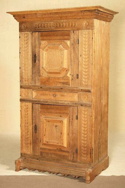 Bauernschrank, Nordhessen, nach Vorbild von 1750, Eiche massiv, Front z.T. auf Rahmen gearbeitet, Flachschnitzereien a.d. Vollholz, Rosetten u. ...