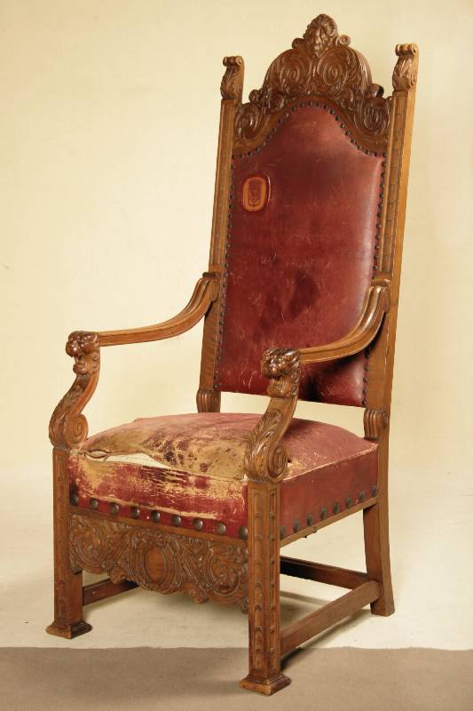 Prunkstuhlsessel, deutsch, um 1800, Nußbaum massiv, meisterliche Bildhauerarbeit, feine Qualität, Frontalteil in sich übergehend, 2x Rocaillen, ...