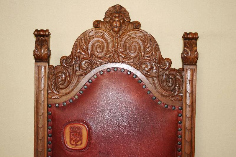 Detail a: Prunkstuhlsessel, deutsch, um 1800, Nußbaum massiv, meisterliche Bildhauerarbeit, feine Qualität, Frontalteil in sich übergehend, 2x Rocaillen, ...