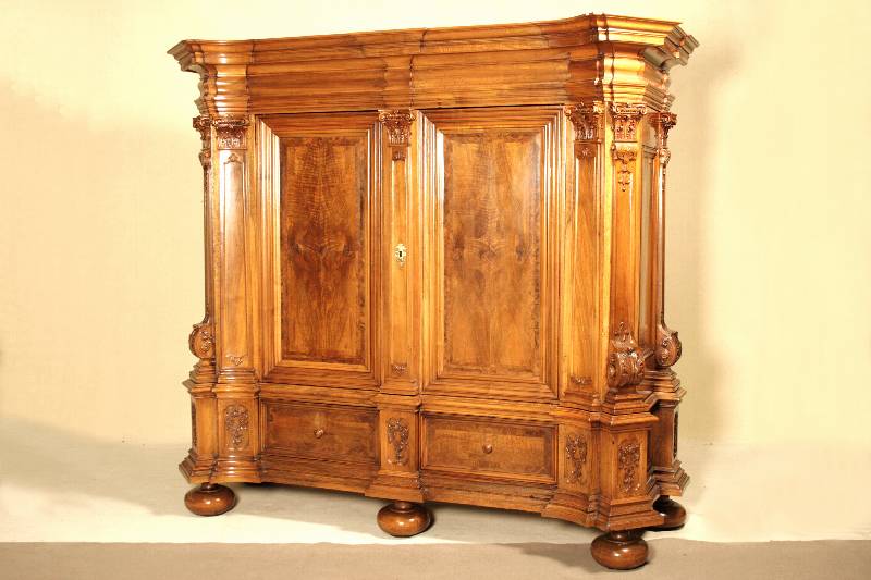 Prunkschrank, Raum Mainz/Frankfurt, um 1700,Korpus Eiche massiv, innen wenige Teile WH, wohl sek., Korpus leicht geschweift, Ecken 2x vorkrakend u. ...