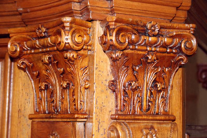 Detail a: Prunkschrank, Raum Mainz/Frankfurt, um 1700,Korpus Eiche massiv, innen wenige Teile WH, wohl sek., Korpus leicht geschweift, Ecken 2x vorkrakend u. ...