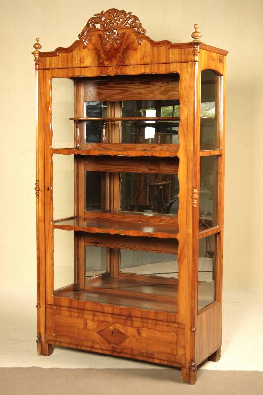 Ziervitrine, Raum Dresden, um 1835/40, Korpus WH, Kirschbaumfurnier, z.T. Kirschbaum massiv, sog. Brezelrahmen, Ecken abgeplattet mit aufgelegten ...