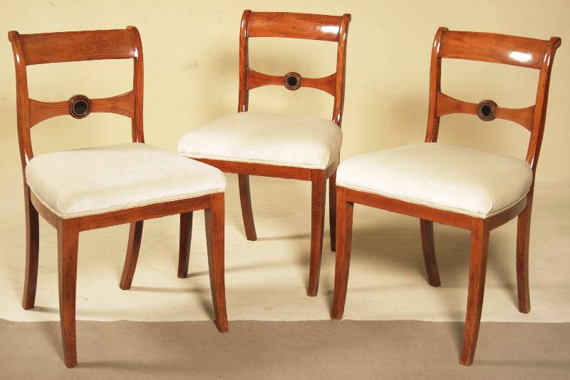 3 Stühle, süddeutsch, nach 1900, Buche u. Ahorn massiv, auf Nußbaum gebeizt, Fadenintarsien, Zierleisten mit Rosetten, Beine leicht gespreizt, ...
