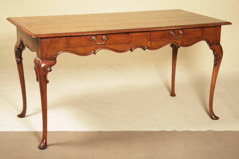 Schreibtisch, England, um 1920, Nußbaum u. Kirschbaum massiv, Mahagoni gebeizt, z.T. WH, Beine geschweift, Rocaillenverzierung, Zarge geschweift, ...