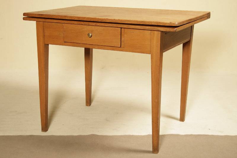 Klapptisch, norddeutsch, um 1850/60, Eiche massiv bzw. WH, Deckplatte Eiche massiv, aufklapp- und drehbar, rest., ca. 79x102x70 cm bzw. 77x140x103 cm