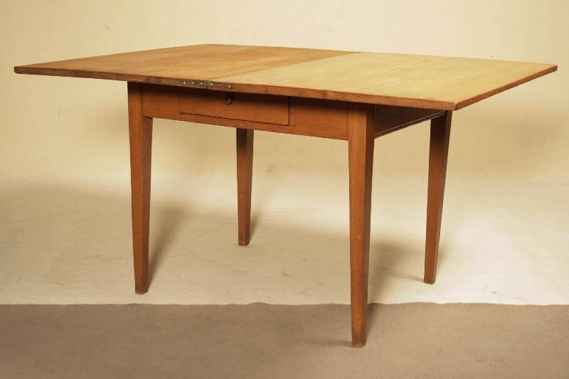 Detail a: Klapptisch, norddeutsch, um 1850/60, Eiche massiv bzw. WH, Deckplatte Eiche massiv, aufklapp- und drehbar, rest., ca. 79x102x70 cm bzw. 77x140x103 cm
