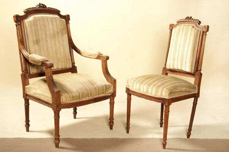 Stuhl und Stuhlsessel, deutsch, um 1890/1900, keiner Klassizismus im französichem Stil von 1760/70, Nußbaum massiv, Akanthusblattschnitzereien aus ...
