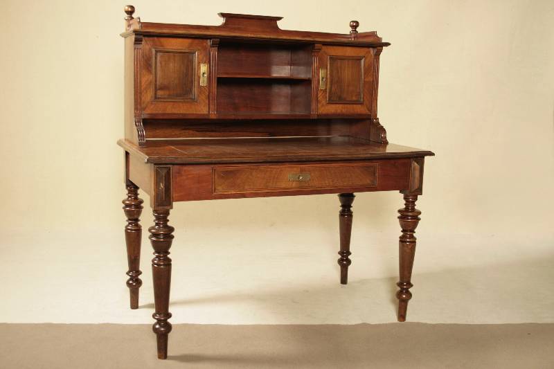 Aufsatzschreibtisch, deutsch, um 1880/1910, Aufsatzteil später dazugearbeitet, Korpus WH/HH, Nußbaum- bzw. Wurzelnußfurnier z.T. gesp. verlegt, ...
