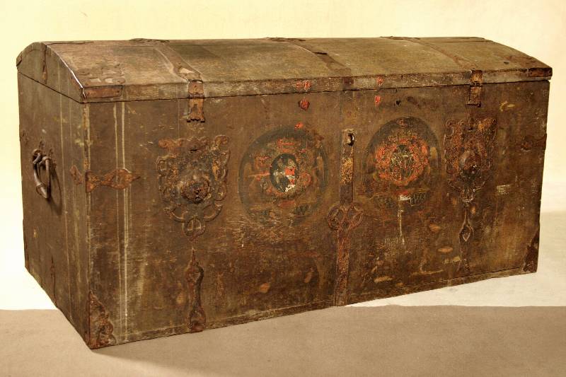 Reisetruhe, deutsch, um 1680, Eiche massiv, z.T. original Beschläge vorhanden, original Schlösser, alte original Bemalung, wohl Emblem eines ...