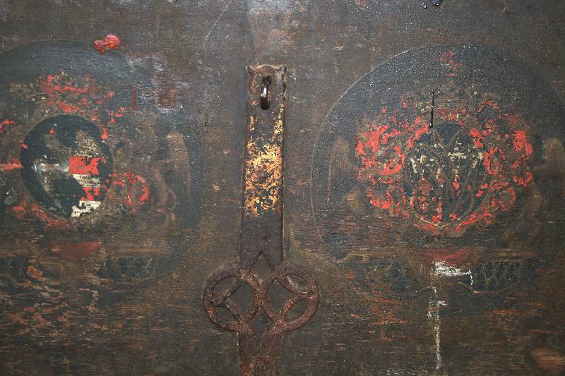 Detail a: Reisetruhe, deutsch, um 1680, Eiche massiv, z.T. original Beschläge vorhanden, original Schlösser, alte original Bemalung, wohl Emblem eines ...