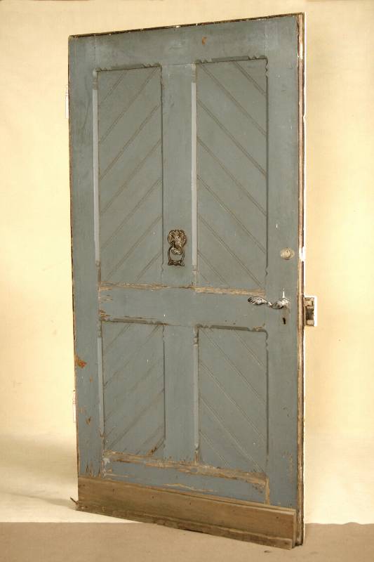 Haustür, süddeutsch/Raum Landau, um 1835/40, Eiche massiv, auf Rahmen gearbeitet, sogenannte Brezelfüllungen, Inlets fischgrätartig verlegt, ...