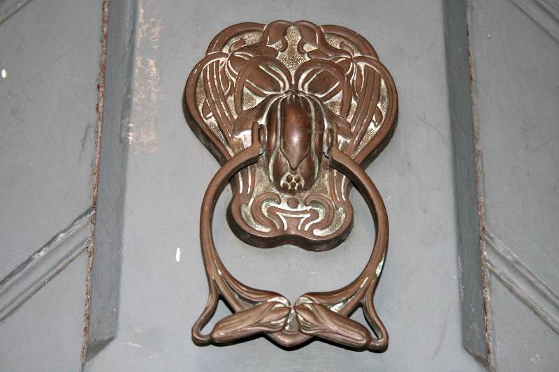 Detail a: Haustür, süddeutsch/Raum Landau, um 1835/40, Eiche massiv, auf Rahmen gearbeitet, sogenannte Brezelfüllungen, Inlets fischgrätartig verlegt, ...