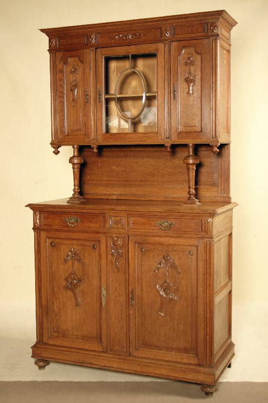 Aufsatzmöbel, Elsaß/Lothringen, um 1910, Eiche massiv, auf Rahmen gearbeitet, aufgesetzte Schnitzereien, drei Beschläge orig., Oberteil 3-türig, ...