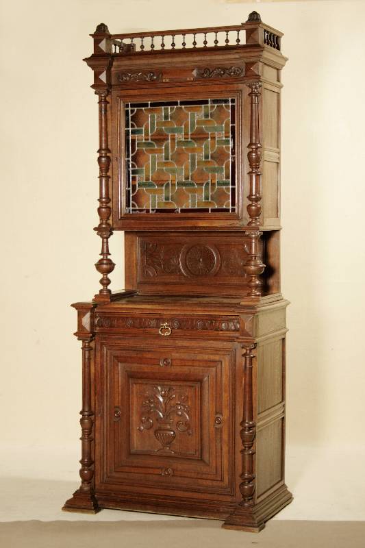 Aufsatzmöbel, norddeutsch, um 1880, Eiche massiv, Halbsäulen in reicher Drechselarbeit, Oberteil mit Balustrade, buntes Bleiglas gefaßt, Unterteil ...