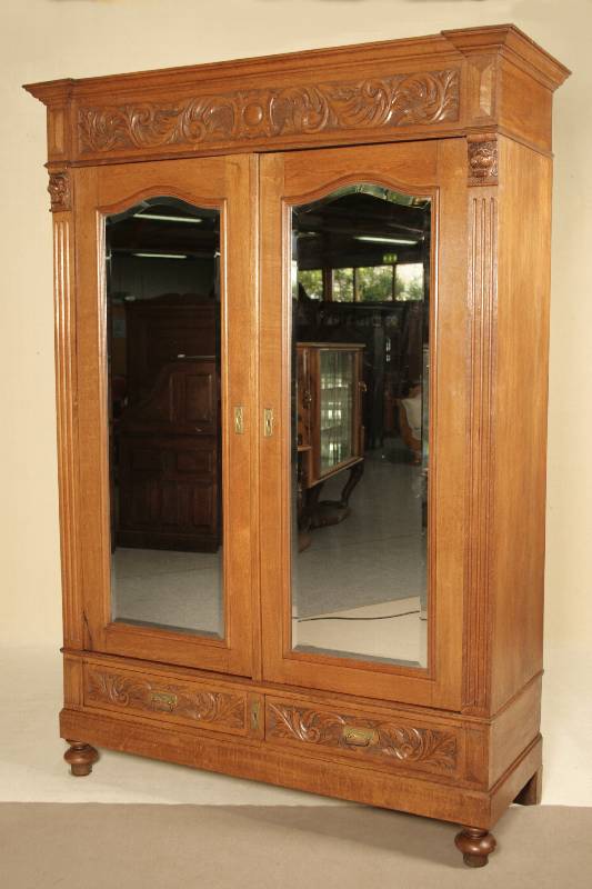 Spiegelschrank, deutsch, um 1900/10, Eiche massiv, Eichefurnier, Rückwand u. Arbeitsteile der Schublade Pappel massiv, Friese an Schubladen u. ...