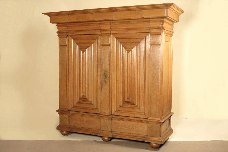 Früher Barock-Kissenschrank, Frankfurt/Mainz, um 1700/10, starker Wellenformeinschlag, Front u. Seiten Eiche massiv, Lisenen mit aufgesetzten ...