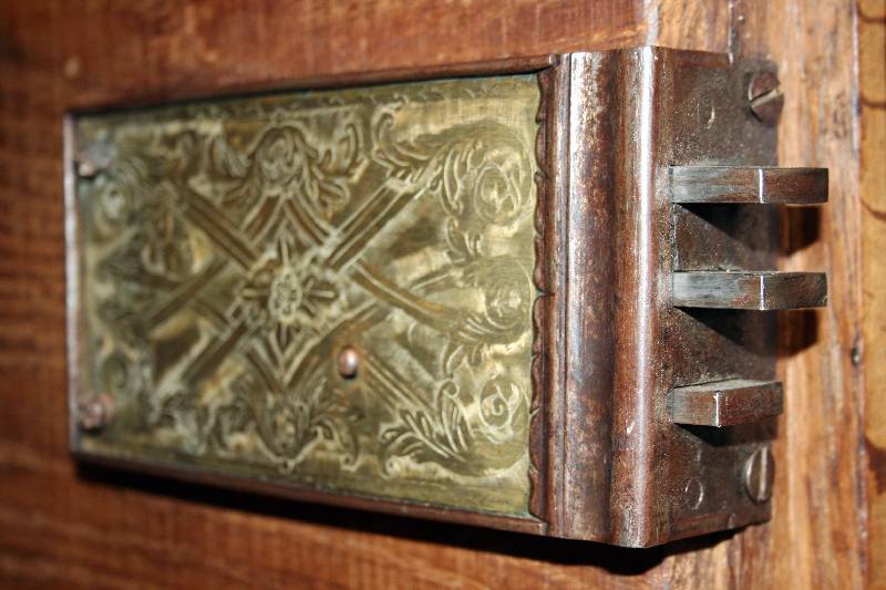 Detail a: Früher Barock-Kissenschrank, Frankfurt/Mainz, um 1700/10, starker Wellenformeinschlag, Front u. Seiten Eiche massiv, Lisenen mit aufgesetzten ...