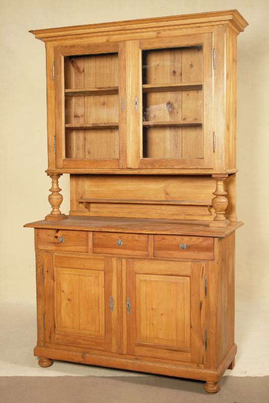 Bauernschrank, süddeutsch/wohl Pfalz, um 1860/70, Kiefer und Zierbelkiefer, Türen auf Rahmen gearbeitet, Inlets einfach getreppt, Mittelteil mit ...