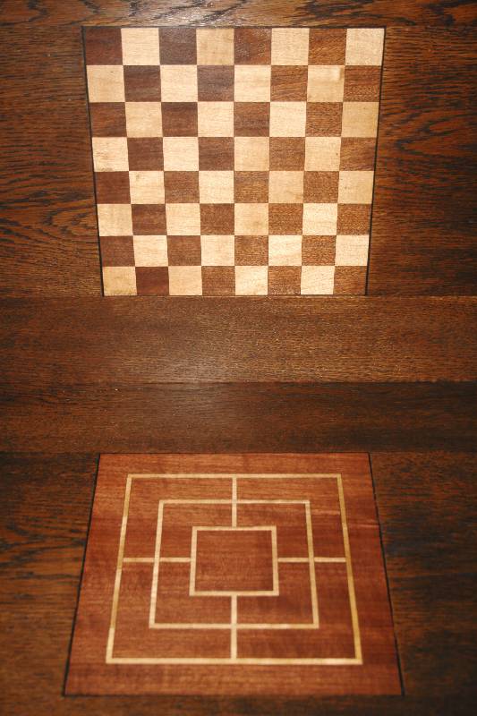 Detail a: Spiel- bzw. Handarbeitstisch, deutsch, um 1910, Eiche massiv, z.T. furniert, auf kleinen Kugelfüßen, vier gedechselte Säulenfüße verstrebt, ...