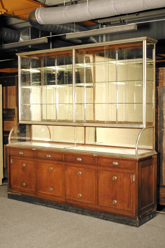 Große Schauvitrine für Kopfputz und Accessoires, deutsch, um 1900/10, Eiche massiv, komplett auf Rahmen gearbeitet, Oberteil Metallrahmen, wohl ...