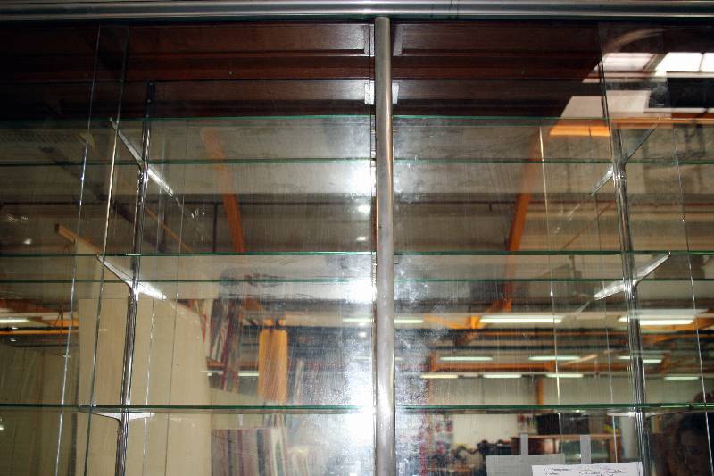 Detail b: Große Schauvitrine für Kopfputz und Accessoires, deutsch, um 1900/10, Eiche massiv, komplett auf Rahmen gearbeitet, Oberteil Metallrahmen, wohl ...