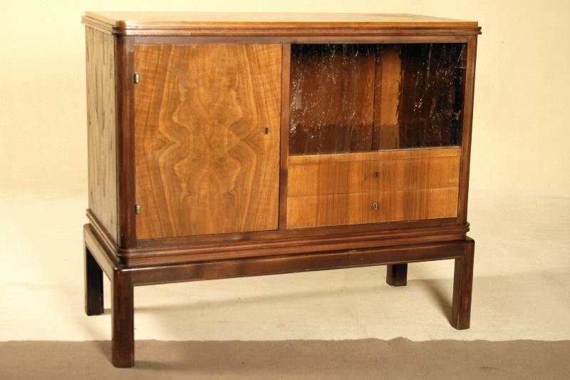 Vielzweckschränkchen, deutsch, um 1930, Korpus HH/WH, kaukasisch Nußbaum 2x gespiegelt verlegt, wohl Hallermöbel a.d. Zeit, meisterliche ...