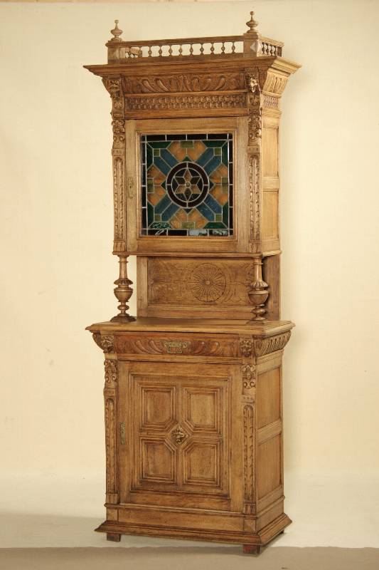 Vielzweckschrank, Holland, um 1890/1900, Eiche massiv, 3-teilig, Oberteil verglast mit buntem Bleiglas, Lisenen mit Akanthusblättern, Maskaron und ...