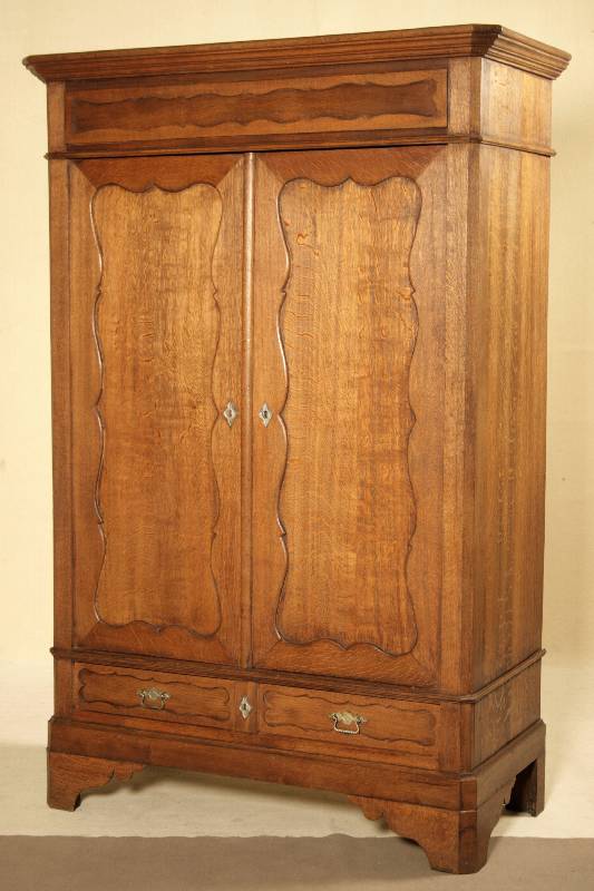 Kleiderschrank, mittel- bzw. norddeutsch, um 1835/40, Front auf Rahmen gearbeitet, Eiche massiv, sogen. Brezelfüllungen, z.T. ausgesuchtes Kernholz, ...