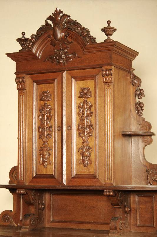 Detail a: Aufsatzbuffet, mitteldeutsch, um 1870/80, Rücken WH, Trage- und Arbeitsteile Eiche massiv, Front auf Rahmen gearbeitet, integr. Schublade, ...