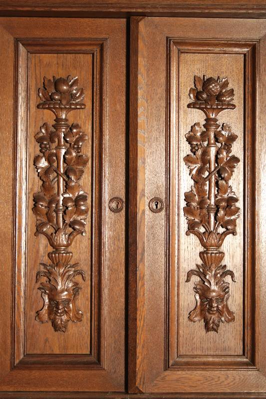 Detail b: Aufsatzbuffet, mitteldeutsch, um 1870/80, Rücken WH, Trage- und Arbeitsteile Eiche massiv, Front auf Rahmen gearbeitet, integr. Schublade, ...
