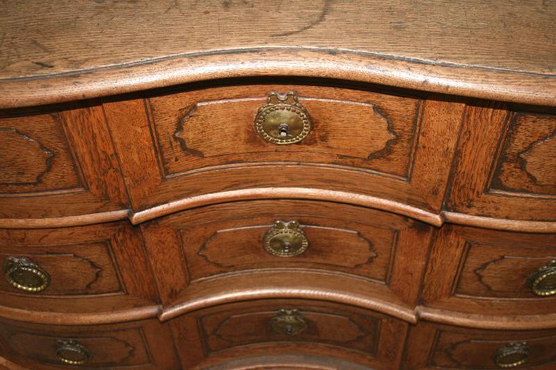 Detail a: Doppelt geschweifte Kommode, wohl Landau, um 1780, 3-schübig, Front und Seiten Eiche massiv, Mittelteil leicht auskrakend, Inlets aus dem Vollholz ...