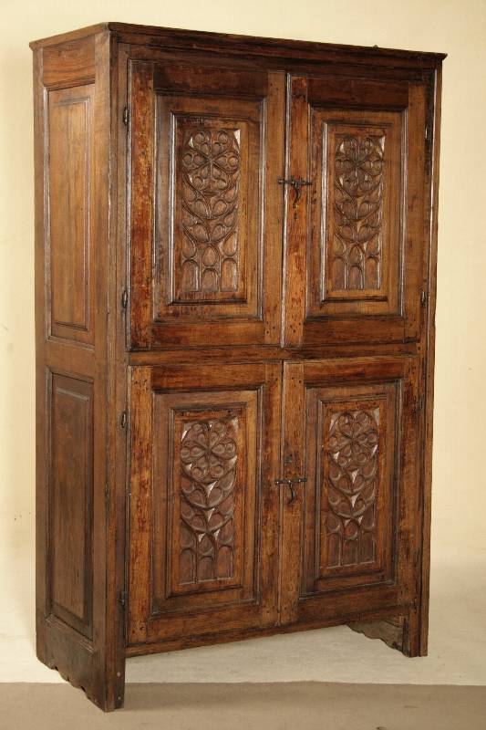 Sog. Doppelschrank, um 1880/90, nach gothischem Vorbild, Eiche massiv, Front u. Seiten auf Rahmen gearbeitet, Inlets a.d. Vollholz geschnitzt mit ...
