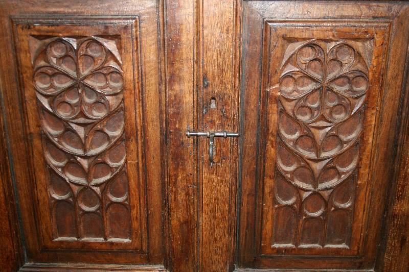 Detail a: Sog. Doppelschrank, um 1880/90, nach gothischem Vorbild, Eiche massiv, Front u. Seiten auf Rahmen gearbeitet, Inlets a.d. Vollholz geschnitzt mit ...