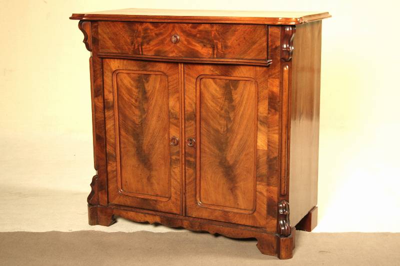 Halbschrank, norddeutsch, um 1840/50, Korpus Weichholz, Pyramidenmahagoni gespiegelt verlegt bzw. Lisenen und Umrandung z.T. Mahagoni quer verlegt, ...