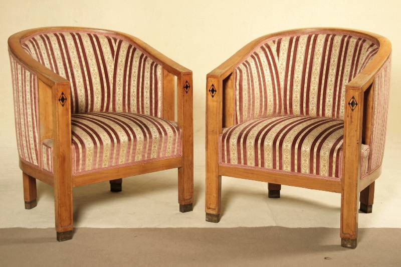 Stuhl und zwei Sessel, Raum Karlsruhe/Mannheim, um 1902/08, Kirschbaum massiv, von bester Qualität, Sessel: Lehne u. Handlauf als Einheit gesehen, ...