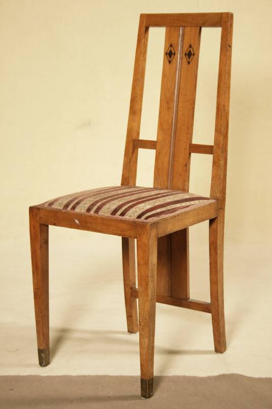 Detail a: Stuhl und zwei Sessel, Raum Karlsruhe/Mannheim, um 1902/08, Kirschbaum massiv, von bester Qualität, Sessel: Lehne u. Handlauf als Einheit gesehen, ...