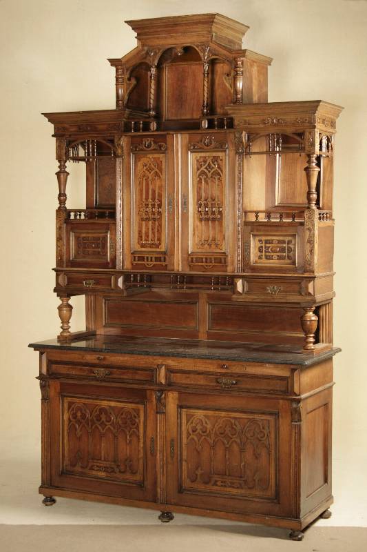 Vielzweckschrank, wohl Österreich, um 1870/80, Korpus Eiche u. WH, Eichefurnier, Balustrade reich gegliedert mit integrierten Schubladen, Fächern ...
