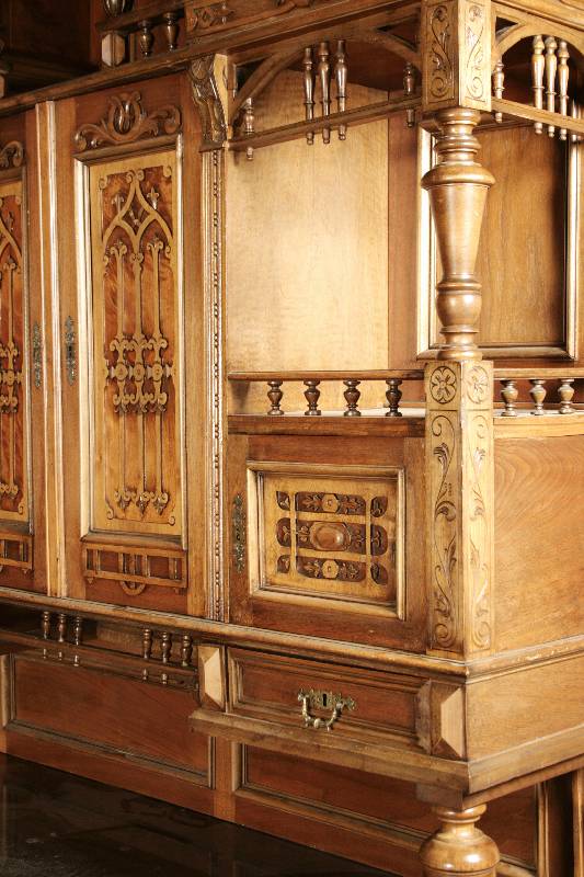 Detail a: Vielzweckschrank, wohl Österreich, um 1870/80, Korpus Eiche u. WH, Eichefurnier, Balustrade reich gegliedert mit integrierten Schubladen, Fächern ...