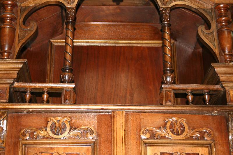 Detail b: Vielzweckschrank, wohl Österreich, um 1870/80, Korpus Eiche u. WH, Eichefurnier, Balustrade reich gegliedert mit integrierten Schubladen, Fächern ...