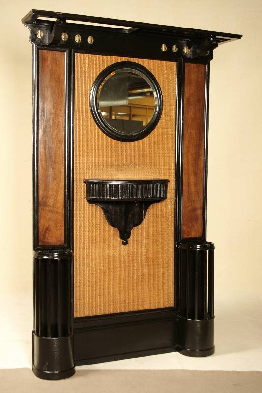 Garderobe, deutsch, um 1910, nach Wiener Vorbild, Korpus Weichholz, Nußbaumfurnier, z.T. gespiegelt verlegt, Mittelteil mit feinem Rohrgeflecht, ...