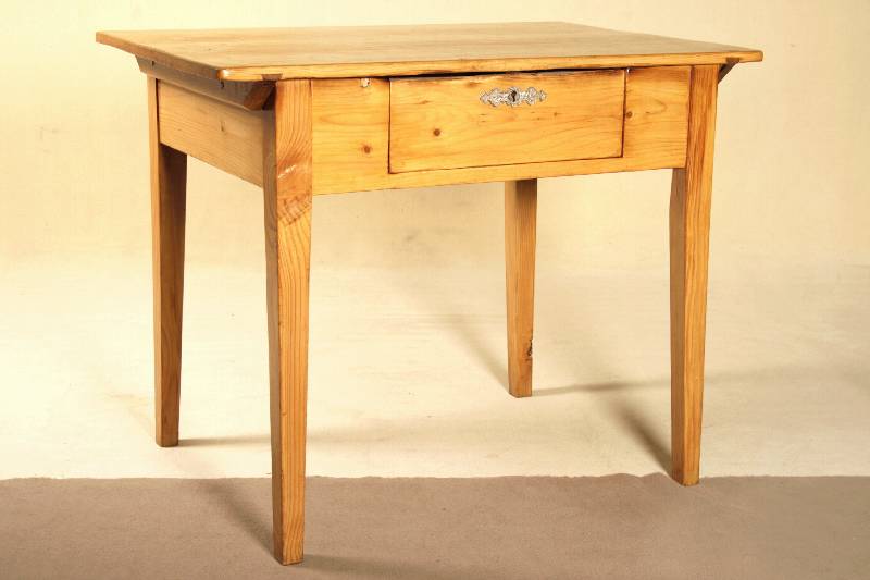 Biedermeier-Bauerntisch, deutsch, um 1830/40, Zierbelkiefer, Kiefer und Fichte, teilrestauriert, integrierte Schublade, Beschläge sekundär, ...