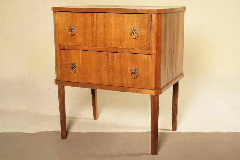 Biedermeierstilkommode, um 1900, 2-schübig, aus Holzteilen von 1820 kleineres Möbel gefertigt, Korpus WH, Pflaume- u. Kirschbaumfurnier, 2x ...