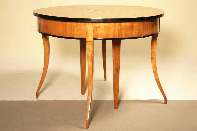 Biedermeier-Ausziehtisch, süddeutsch, um 1820, Korpus WH, Kirschbaum massiv, dickes Kirschbaumsägefurnier, Beine geschweift mit leicht abgesetztem ...