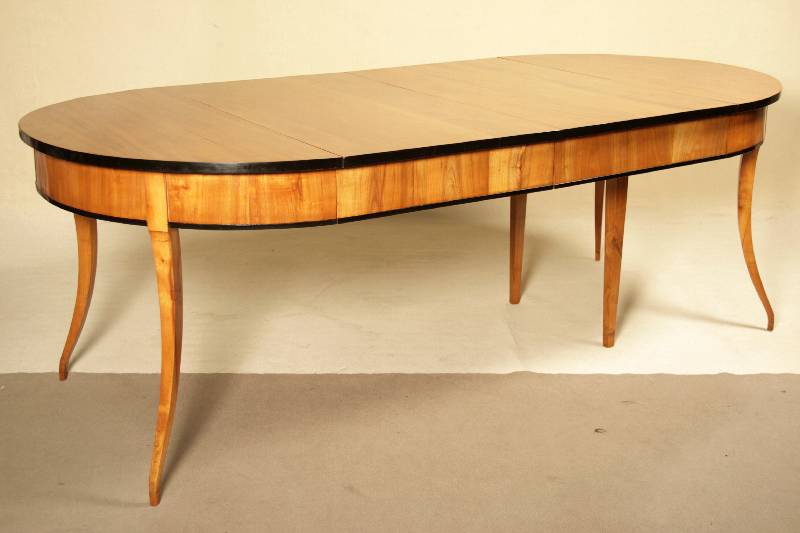 Detail a: Biedermeier-Ausziehtisch, süddeutsch, um 1820, Korpus WH, Kirschbaum massiv, dickes Kirschbaumsägefurnier, Beine geschweift mit leicht abgesetztem ...